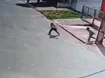 Cướp nhầm nữ sinh có võ, gã đàn ông bị đuổi đánh trối chết