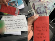 Tin tức - Đi giao hàng lúc mưa bão, anh shipper xúc động vì món quà và chiếc phong bì từ cô gái