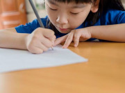 Làm mẹ - Con làm toán "1,2+6,8=8" bị trừ 3 điểm, lời giải của cô giáo khiến bố phải gật đầu tâm phục