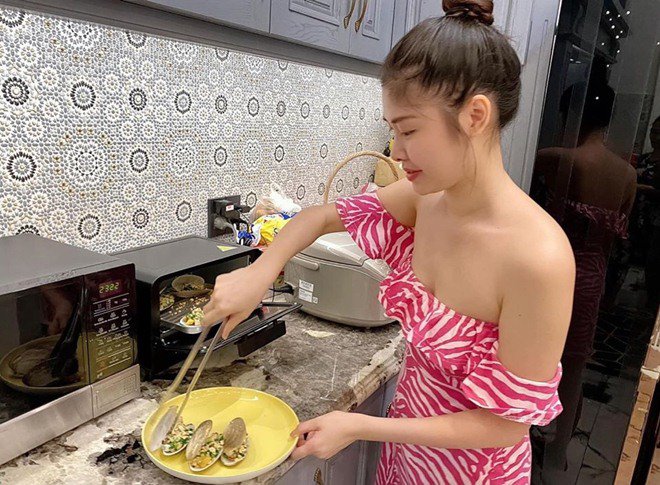 Sao Việt 24h: Tha thứ cho chồng ngoại tình, giờ vợ Baggio nhìn lại 7 năm hôn nhân sóng gió - 10