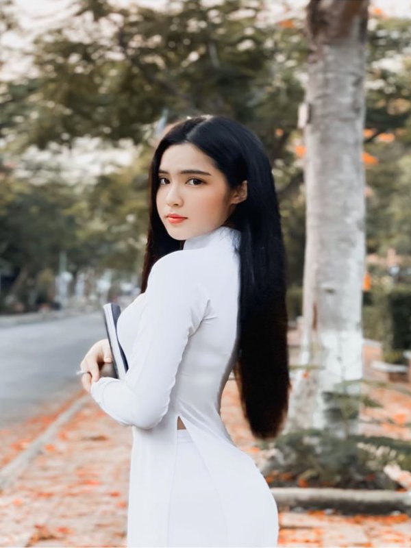 hot girl mien tay duoc bao quoc te khen ngoi dep diu dang, goi cam ben ta ao dai trang - 4