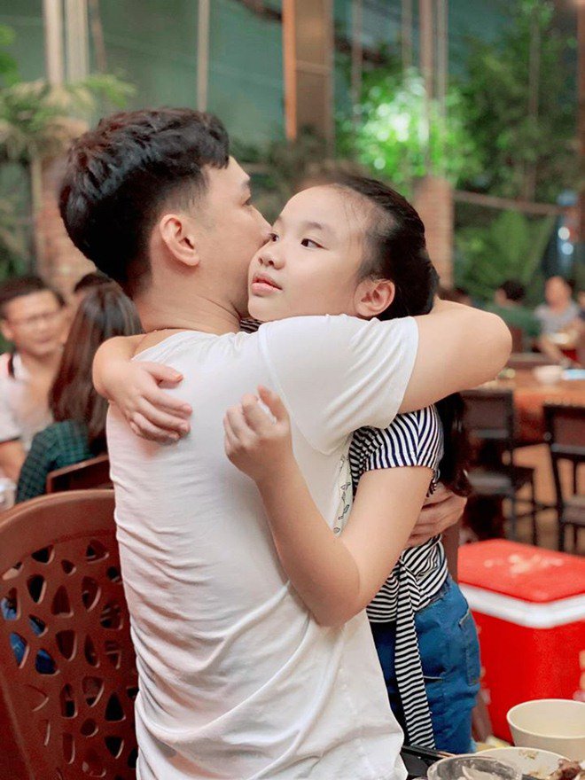 Sao Việt 24h: Hình ảnh con gái Thành Trung nức nở khi gặp bố làm nhiều người nghẹn lòng theo - 1