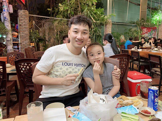 Sao Việt 24h: Hình ảnh con gái Thành Trung nức nở khi gặp bố làm nhiều người nghẹn lòng theo - 5