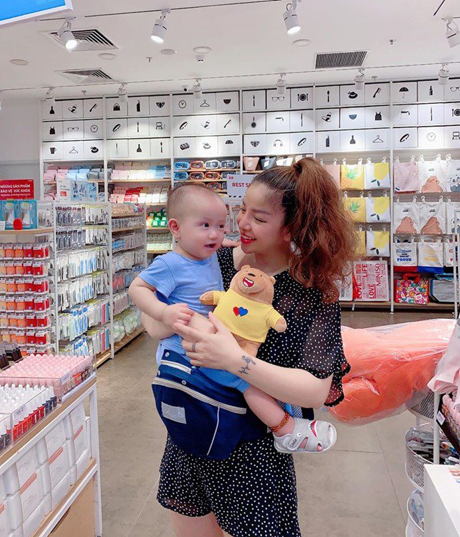 Sao Việt 24h: Hình ảnh con gái Thành Trung nức nở khi gặp bố làm nhiều người nghẹn lòng theo - 10