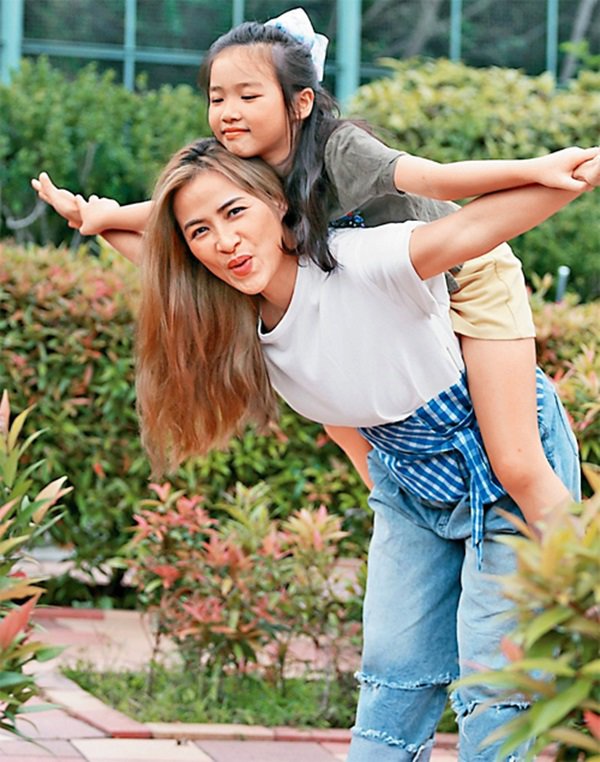 Thấy ảnh khỏa thân của mẹ trong phim, thái độ của con trai làm người đẹp Cbiz đau lòng - 3