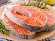Làm mẹ - Cháo cá hồi nấu với rau gì và cách nấu cháo cho bé ăn dặm không tanh