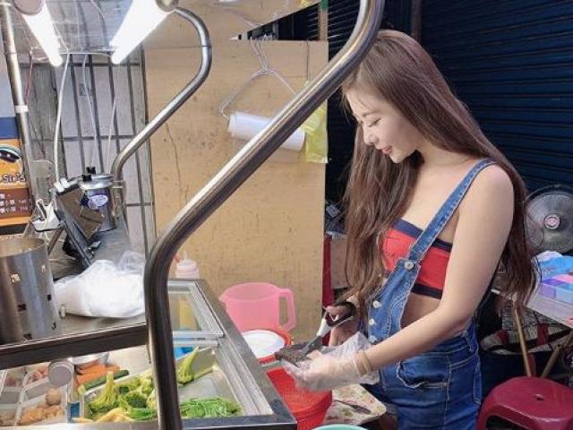 Mặc độc áo lót với yếm đứng bán hàng, chủ quán ăn được dân mạng thi nhau săn lùng