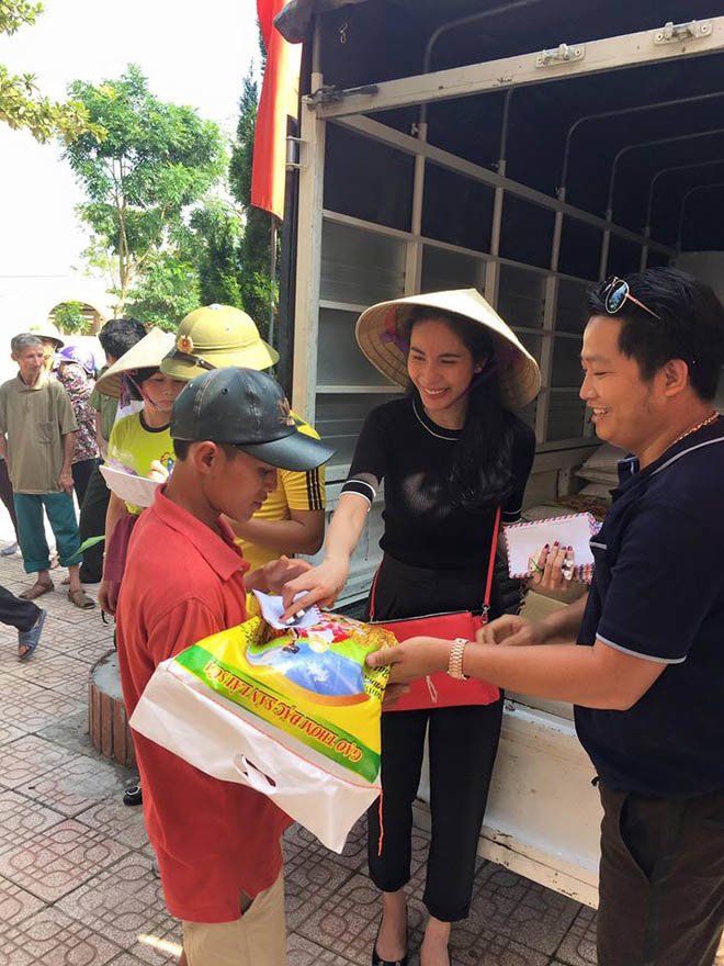 cong vinh giau co nao ma tang thuy tien het sieu xe tien ty den qua vai tram trieu? - 18