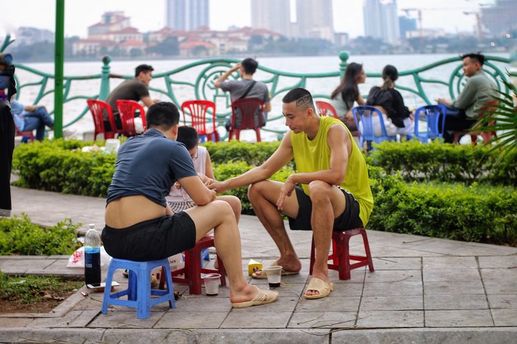 Khu vực đường Vệ Hồ (Tây Hồ, Hà Nội) các quán ăn vặt; trà đá; nước giải khát hoạt động hết công suất.