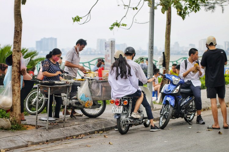 Hàng quán ven hồ Tây thường bán những đồ ăn, thức uống đơn giả như: Bánh tráng nướng; xiên chiên; các loại nước giải khát… nhưng là rất hút khách.