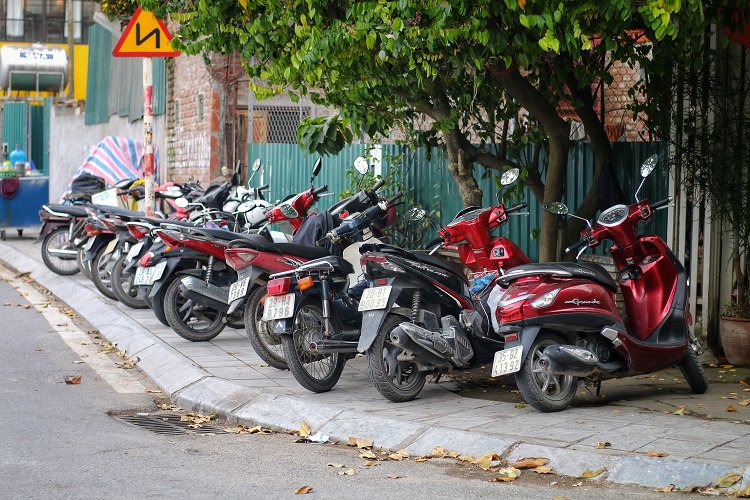 Những hàng xe máy để chật kín trên vỉa hè.