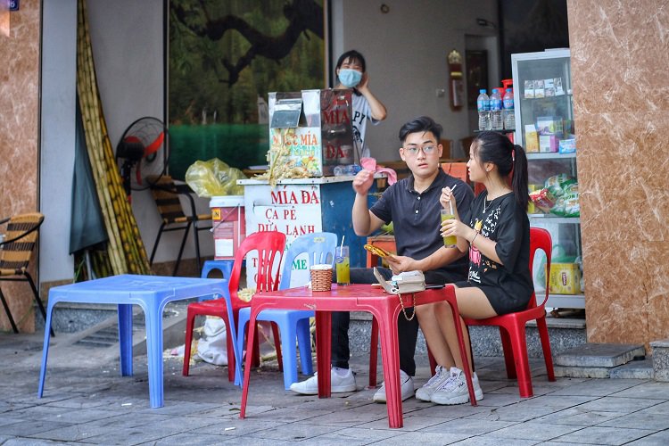 Vỉa hè được tận dụng triệt để để kinh doanh buôn bán những ngày đầu hè.