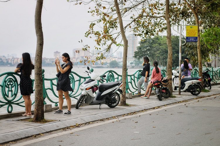 Cảnh tượng quen thuộc ven hồ Tây những buổi chiều tối. Đây là địa điểm ngắm hoàng hôn lý tưởng của giới trẻ Hà Nội.