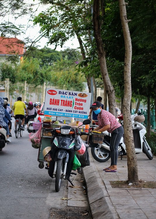 Nhờ nắng nóng đầu hè, những tiểu thương ở đây dễ dàng “hốt bạc” trong thời gian ngắn.