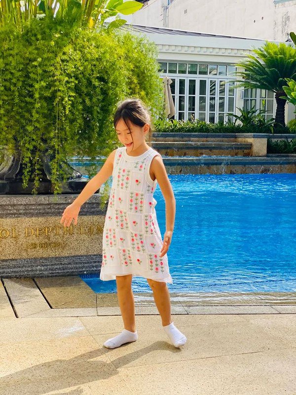 Ngắm phong cách của con gái Đoan Trang, các mẹ học ngay cách chọn đồ hè cho công chúa cưng - ảnh 7