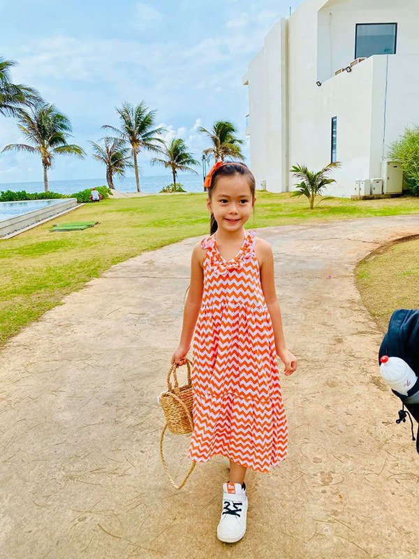 Ngắm phong cách của con gái Đoan Trang, các mẹ học ngay cách chọn đồ hè cho công chúa cưng - ảnh 1