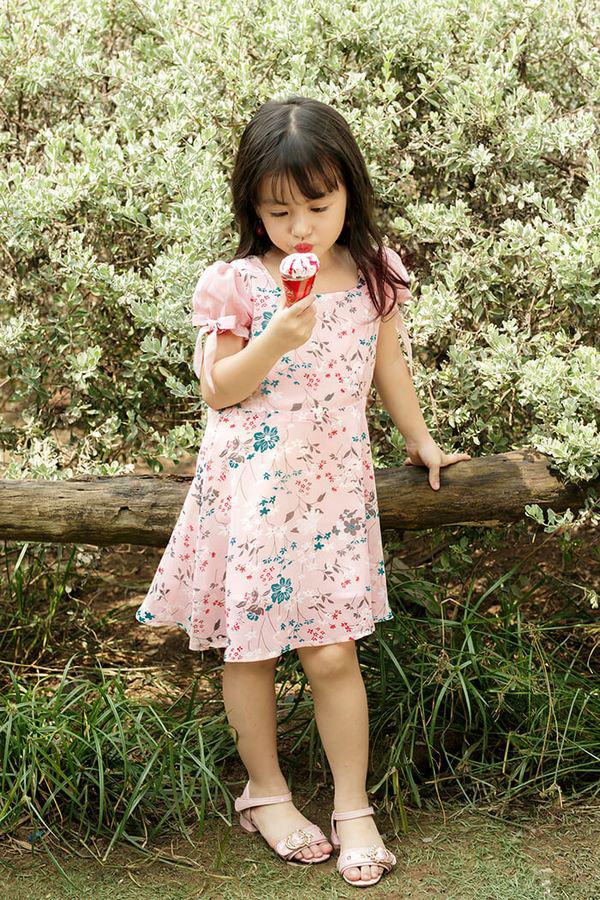 Ngắm phong cách của con gái Đoan Trang, các mẹ học ngay cách chọn đồ hè cho công chúa cưng - ảnh 17