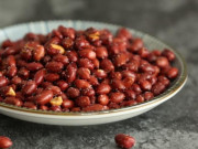 Bếp Eva - Làm lạc rang đừng chỉ thêm muối, cho 1 thìa nguyên liệu này lạc thơm ngon, giòn hơn nhiều