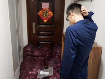 Hậu chia tay, thiếu nữ chơi lớn gửi 1 tấn hành cho bạn trai kèm lời nhắn cực chất