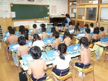 Ngôi trường bắt học sinh cởi trần đi học suốt 40 năm qua, cư dân mạng tranh cãi gay gắt