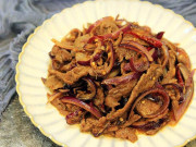 Bếp Eva - Bò xào hành tây ngon ngất ngây nhờ bỏ thêm loại gia vị bán đầy siêu thịt này