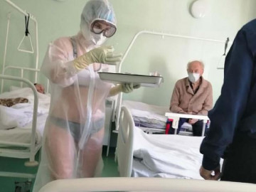 Mặc độc đồ lót bên trong áo bảo hộ trong suốt, nữ y tá bị chỉ trích kịch liệt