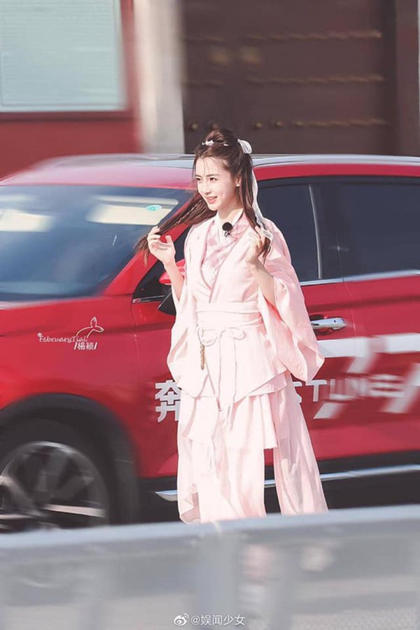 amp;#34;Gái 1 conamp;#34; Angelababy nhan sắc amp;#34;đánh bạiamp;#34; ống kính người qua đường - 6