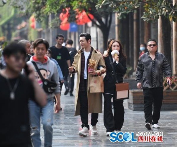 amp;#34;Gái 1 conamp;#34; Angelababy nhan sắc amp;#34;đánh bạiamp;#34; ống kính người qua đường - 8