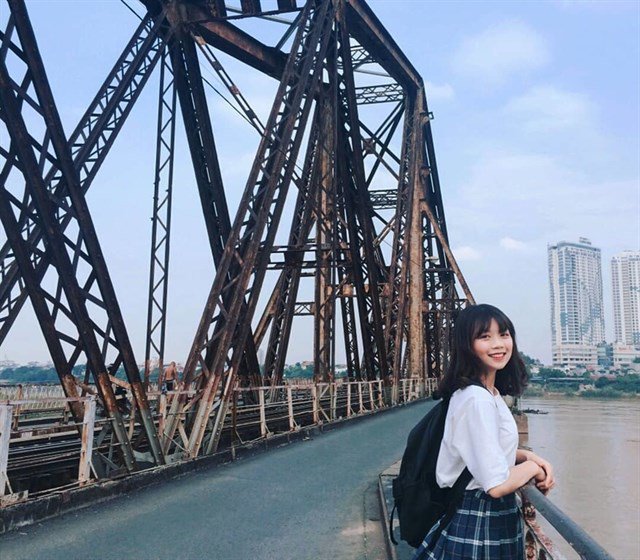 Bạn trẻ chụp ảnh trên cầu Long Biên