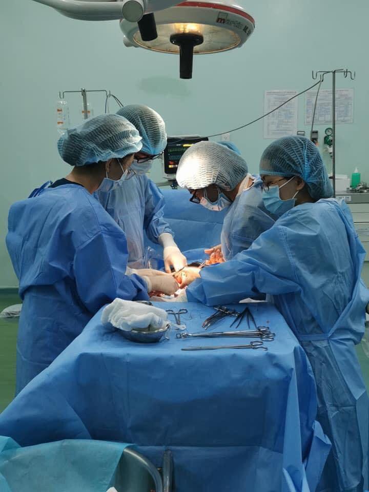 be trai chao doi voi 6 vong day ron quan co va bung, bac si thot len: qua dac biet! - 1