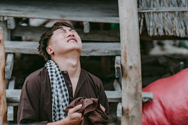 Châu Khải Phong đau đớn vì bị amp;#34;cậu Baamp;#34; Cao Minh Đạt cướp người yêu trong MV - 4