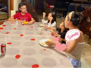 Làm mẹ - Bức hình tình cảm của Hồng Ngọc ngồi ăn cùng 3 con sau 2 tuần bị tai nạn