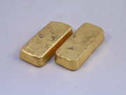 Tin tức - Tới nhà ông bà chơi, 2 đứa cháu sửng sốt phát hiện thứ dưới ga giường