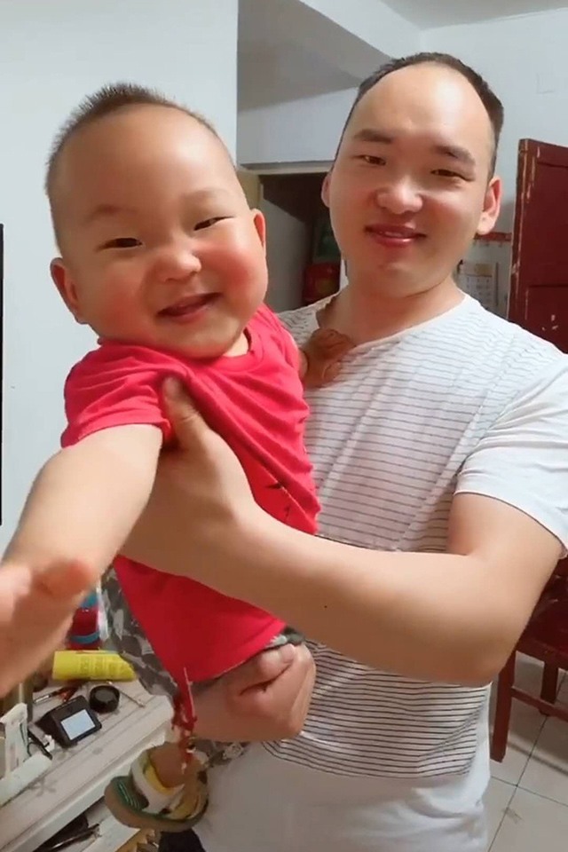 dua con trai di xet nghiem adn, ong bo bi duoi ve vi ly do "khong do noi" - 1