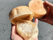 Lifestyle - Bánh bò dừa nướng ngon rẻ khu Bách Khoa, chỉ 5.000 đồng/chiếc gợi về cả thời đại học