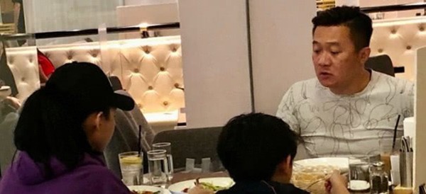Trương Bá Chi đi ăn với người đàn ông lạ nhưng hành động khi bị phát hiện mới đáng nói - 2