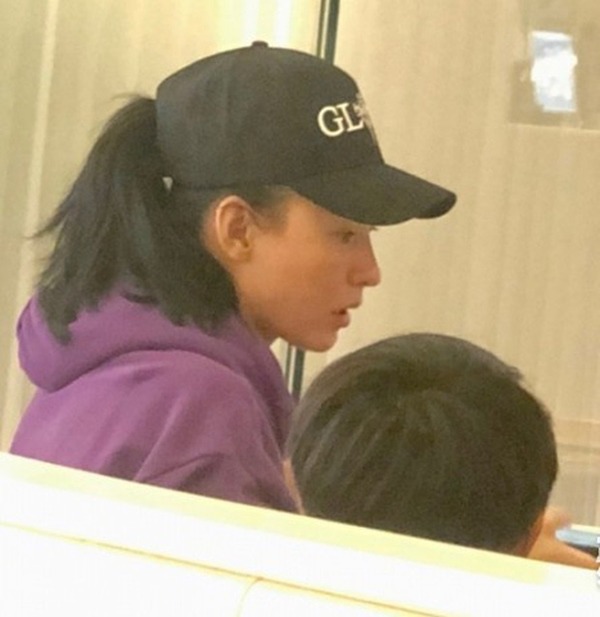 Trương Bá Chi đi ăn với người đàn ông lạ nhưng hành động khi bị phát hiện mới đáng nói - 1