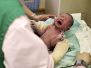 Bà bầu - Đang nằm trong bồn nước ấm thư giãn, gái trẻ sững sờ khi một em bé "trôi tuột" ra