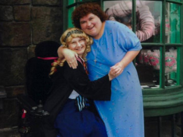 Mẹ vừa chết, con gái bị liệt bỗng bình thường hé lộ sự thật về căn bệnh giấu 20 năm