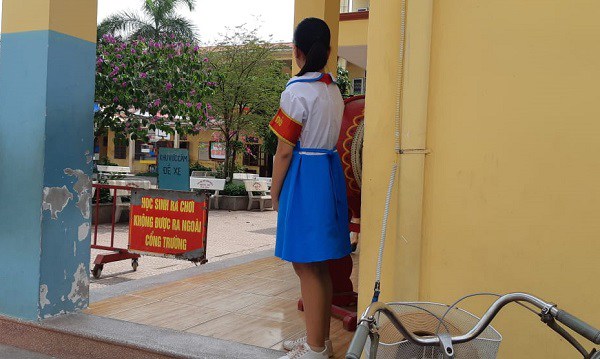 Vụ mẹ chụp ảnh con ở cổng trường giữa trưa nắng: Học sinh đã được ăn bán trú tại trường - 1