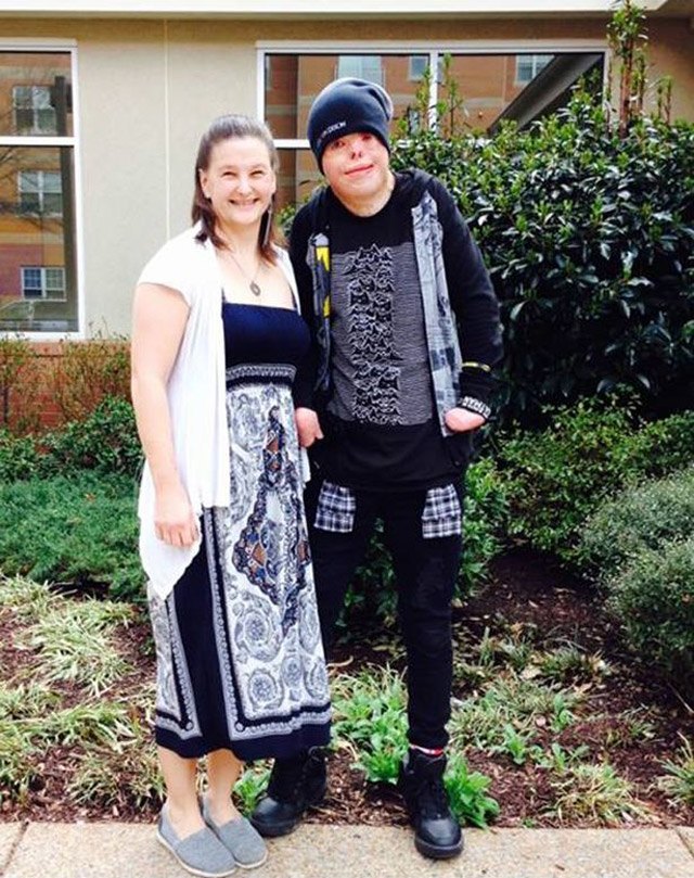 Cậu bé từng bị bỏng 95% cơ thể, trải qua 87 cuộc phẫu thuật đau đớn giờ ra sao? - 3