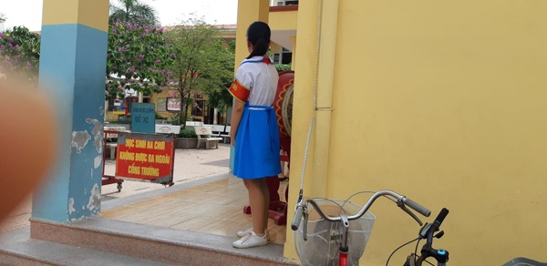 Clip nghi dàn dựng vụ học sinh lớp 1 đứng cổng trường giữa trời nắng: Chủ camera lên tiếng - 4