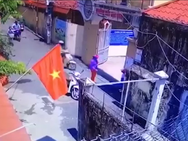 Mẹ bị tố dàn dựng chụp ảnh con ngoài cổng trường: “Tôi sai nhưng mọi người cần hiểu vấn đề” - 1