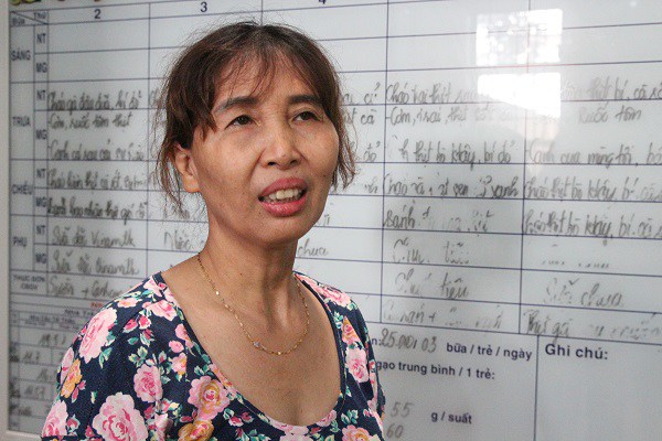 Vụ mẹ chụp ảnh con ở cổng trường giữa trưa nắng: Học sinh đã được ăn bán trú tại trường - 2