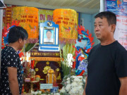 Tin tức - Bố thẫn thờ bên di ảnh con trai qua đời do cây đè: "Tối nào ngủ con cũng ôm tôi"