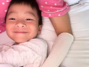 Làm mẹ - Tay còn băng bó, Hồng Ngọc gắng gượng ôm con ngủ, biểu cảm của bé nhìn mà xót lòng