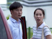 Làm vợ - Bước chân ra khỏi tòa, mẹ chồng đứng chờ sẵn, nhét tờ giấy lạ vào tay khiến tôi bật khóc