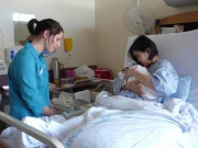 Bà bầu - Nửa đêm đau lưng dữ dội, mẹ 3 con ngơ ngác phát hiện mang bầu, 20 phút sau đã đẻ