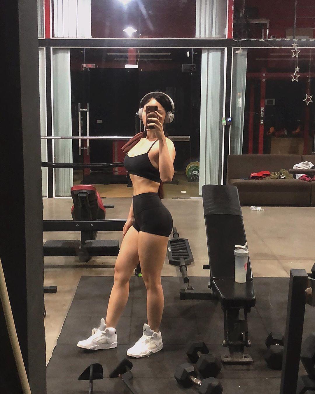 Miu Lê tập đúng cách giúp cơ thể săn chắc, chị em đừng nghĩ cứ đến gym là đô con - 1