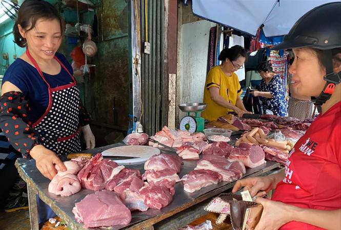 Giá thịt lợn lên 200 nghìn đồng/kg, cao chưa từng có - 1